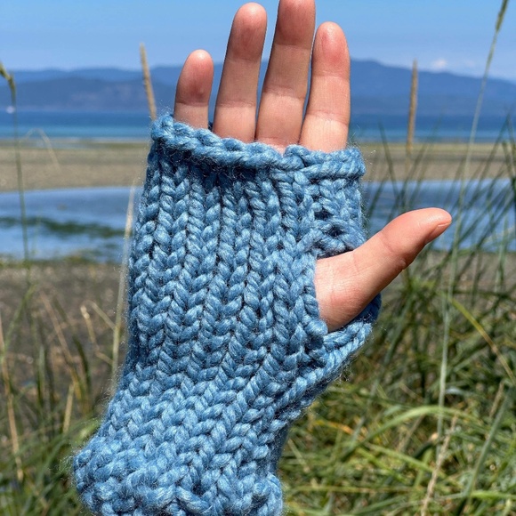 NWT Handknit Chunky Wool Fingerless Gloves ~ Unisex - Picture 2 of 7